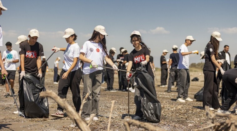 Mersin’de öğrenciler sahil temizliği için seferber oldu