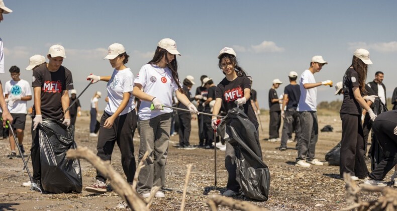 Mersin’de öğrenciler sahil temizliği için seferber oldu
