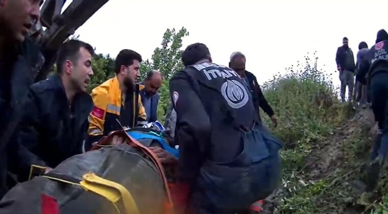 Mersin’de devrilen traktörün sürücüsü 1 saatlik çalışmayla kurtarıldı