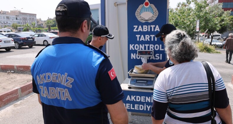 Akdeniz Zabıtası’ndan Pazarlarda Etiket ve Tartı Denetimi