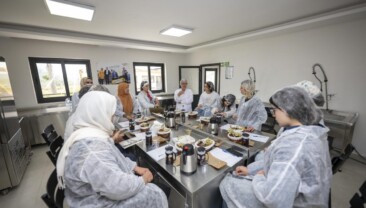MERSİN’DE KADIN ÜRETİCİLERE BİTKİ ÇAYI EĞİTİMİ