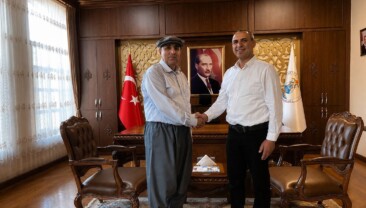 SİLİFKE KAYMAKAMI ASLANER ŞALVAR GİYİP KASKET TAKTI, ÇİFTÇİLERİN GÜNÜNÜ KUTLADI