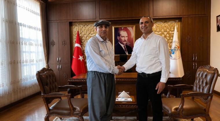 SİLİFKE KAYMAKAMI ASLANER ŞALVAR GİYİP KASKET TAKTI, ÇİFTÇİLERİN GÜNÜNÜ KUTLADI