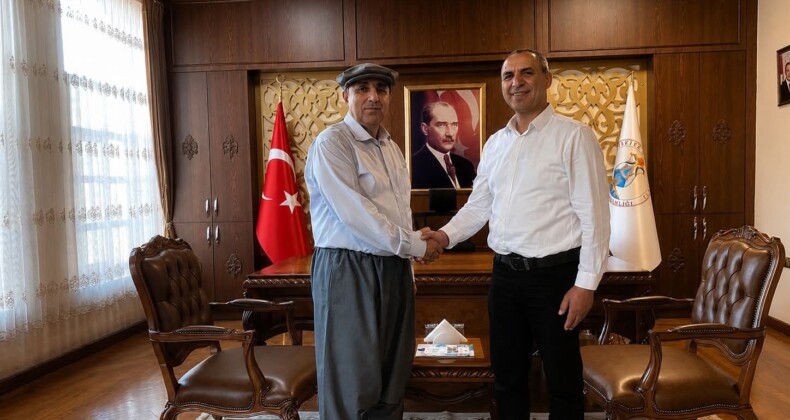 SİLİFKE KAYMAKAMI ASLANER ŞALVAR GİYİP KASKET TAKTI, ÇİFTÇİLERİN GÜNÜNÜ KUTLADI