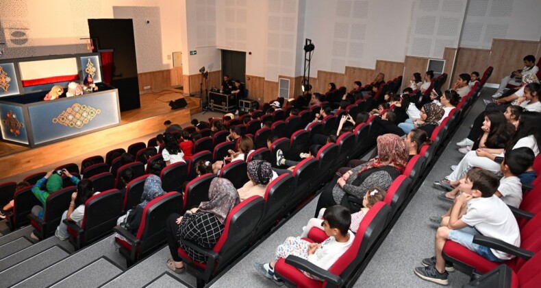 MERSİN BÜYÜKŞEHİR BELEDİYESİNDEN ÇOCUKLARA KUKLALI TİYATRO SÜRPRİZİ